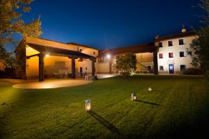 RosàAgriturismo Borgo Tecla的夜晚在院子里有两盏灯的房子