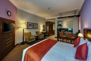 迪拜J5里马尔公寓式酒店的酒店客房设有床和客厅。