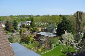 伦敦Wimbledon Views的享有花园的空中景致,设有房屋