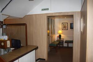 蒙得维的亚Hotel Ideal的一间酒店客房,带书桌的走廊和房间