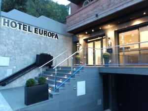 菲格拉斯菲格拉斯欧罗帕酒店的大楼一侧的欧元区酒店标志