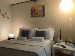多尔切阿夸Stardust - Bedbluesky的一张带白色床单和枕头的床