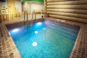 阿斯塔纳精品传统酒店的游泳池位于客房中间