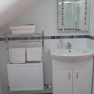 GlenrossBonnieview的白色的浴室设有水槽和镜子