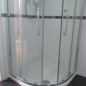 GlenrossBonnieview的浴室里设有玻璃门淋浴
