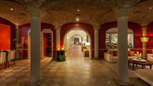 埃武拉AR城墙酒店的客厅设有柱子、红色墙壁和走廊