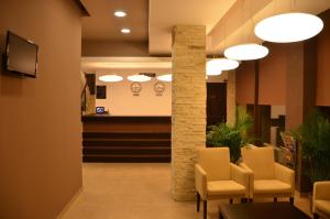 福克沙尼畔斯尼亚萨拉旅馆的大堂设有椅子和等候室