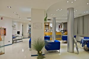 蒙法尔科内山姆酒店的医院的大厅,里面摆放着蓝色的椅子和柱子