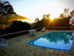 圣安东尼奥-杜皮尼亚尔沙卡拉山脉度假屋的一座享有日落美景的游泳池