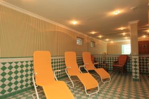 库克斯港司图茨公寓式酒店 - 斯坦普乐酒店的一间拥有橙色椅子和绿色白色瓷砖的等候室