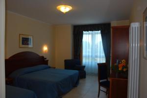 塞拉圣布鲁诺卡拉布里亚公爵酒店的酒店客房设有床和窗户。