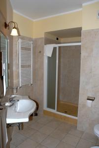 塞拉圣布鲁诺卡拉布里亚公爵酒店的带浴缸、水槽和淋浴的浴室
