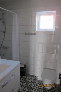 GerdiOld Cottage - Reynivellir II的白色的浴室设有卫生间和窗户。