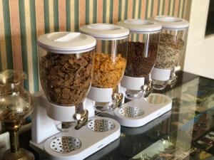桑当茶德山酒店的坐在柜台上的四组食品加工机