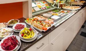 布达佩斯皇家公园精品酒店的包含多种不同食物的自助餐