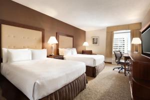 阿林顿Crowne Plaza Crystal City-Washington, D.C., an IHG Hotel的酒店客房配有两张床和一张书桌