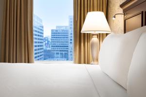 阿林顿Crowne Plaza Crystal City-Washington, D.C., an IHG Hotel的酒店客房设有床和窗户。