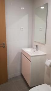 吉尔斯Beira Rio do Gerês的白色的浴室设有水槽和镜子