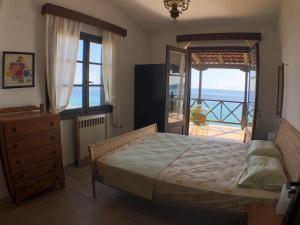 卡兰兹拉Unique Sea View Villa的一间卧室配有一张床,享有海景