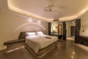 安加罗阿Nayara Hangaroa的一间卧室设有一张带拱形天花板的床