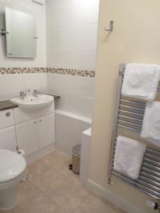 牛津Oxford Apartments 1的白色的浴室设有水槽和卫生间。
