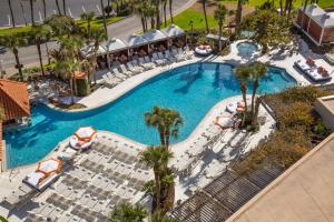 加尔维斯敦圣路易斯Spa会议度假村的享有带椅子和棕榈树的游泳池的顶部景致