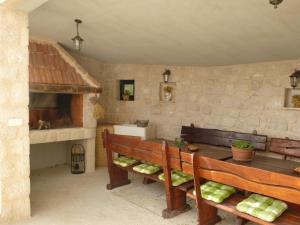 兹沃格谢Kuća za odmor Viola的厨房设有2张长椅和石墙