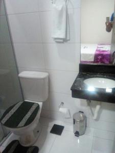 Euclides da CunhaPousada Santa Maria的白色的浴室设有卫生间和水槽。