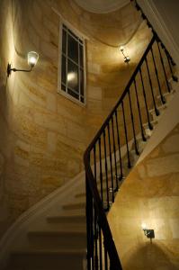 波尔多Romance au coeur de Bordeaux / Jardin Public的窗户房子里的楼梯