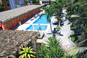 蒙塔尼塔蒙塔尼塔酒店的和游泳池内的人一起欣赏度假村泳池的顶部景色
