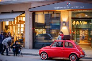 斯特拉斯堡HANNONG Hotel & Wine Bar的停在商店前的红色小汽车