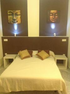 卡塞雷斯海王星旅馆 的卧室配有一张带两个面罩的床铺,墙上挂着两个面罩
