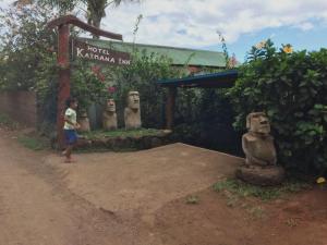 安加罗阿Kaimana Inn Rapa Nui的站在一群雕像前的小女孩