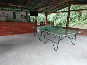 贾丁Hostal Encanto La Salada的楼内一张乒乓球桌