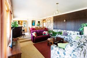 塞斯诺克Coal d' Vine VIEW - Cessnock NSW的客厅配有两张沙发和一张桌子