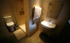 蒂克纳尔员工生活酒店的一间带卫生间和水槽的浴室