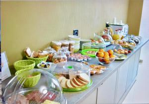 那不勒斯贝维雷洛套房旅馆的自助餐,餐桌上有许多不同类型的食物