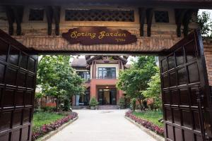 顺化Spring Garden Villa的一座建筑的入口,上面有读着春天花园村的标志