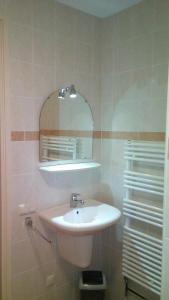 比伦Uut in Thuus 21A的浴室配有盥洗盆、镜子和毛巾