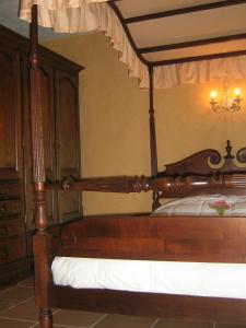 Koekelare泰尔卡斯泰涅住宿加早餐酒店的一间卧室配有一张木床和天篷