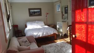 奥玛鲁Little Red School House的客厅配有床和沙发