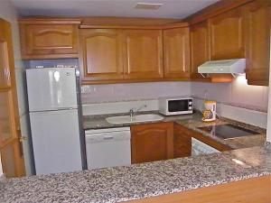 安波拉Casa Aoife的厨房配有白色冰箱和水槽