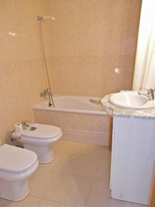 安波拉Casa Aoife的浴室配有卫生间、浴缸和水槽。