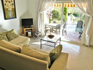 安波拉Casa Aoife的客厅配有沙发和桌子