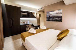 Caramagna PiemonteHotel Terre Dei Salici的酒店客房配有两张床和一张书桌