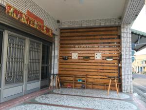 小琉球岛教官の818密室 的建筑的一边有长凳