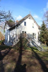 汉堡Elbperle94的一座白色的大房子,前面有楼梯