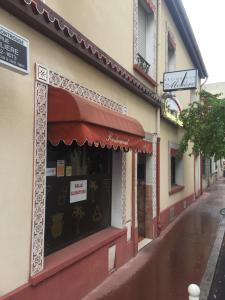 蒙鲁日巴黎蒙鲁日莫里哀酒店的街上有红色遮阳篷的商店
