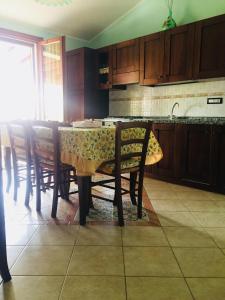 皮诺港Green House的厨房配有桌椅和桌子。