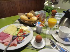 富尔达Landgasthof Schubbkoarn's Ruh的一张桌子,上面放着一盘食物,包括鸡蛋和面包
